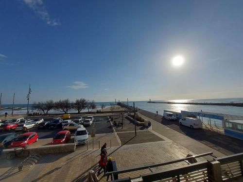 Photo de la galerie de l'établissement Agréable Appartement 3 Pièces Avec Climatisation Face à la Mer - FR-1-423-263, au Grau-dʼAgde