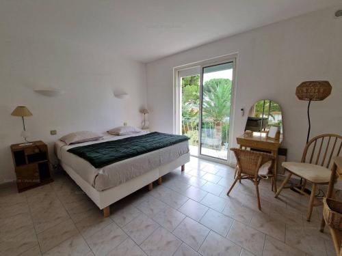 - une chambre avec un lit, une table et une fenêtre dans l'établissement Villa Cavalaire-sur-Mer, 4 pièces, 8 personnes - FR-1-100-293, à Cavalaire-sur-Mer