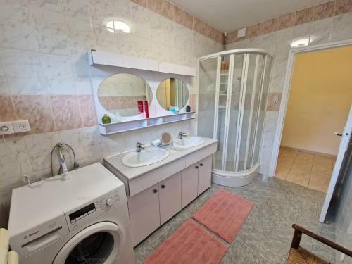La salle de bains est pourvue d'un lave-linge et d'un lave-linge. dans l'établissement Villa Cavalaire-sur-Mer, 4 pièces, 8 personnes - FR-1-100-293, à Cavalaire-sur-Mer