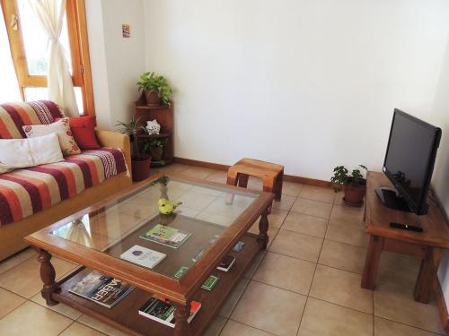 sala de estar con sofá y mesa de centro en Allegra, casa de descanso en San Martín de los Andes