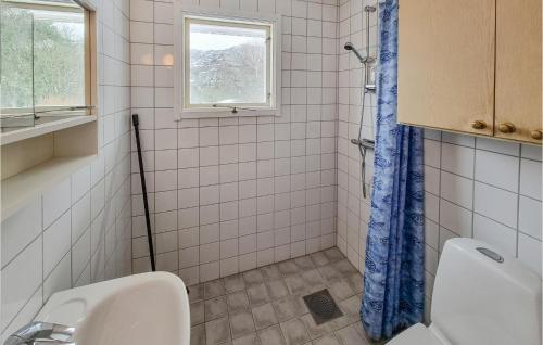 Ванная комната в Cozy Home In Kyrkesund With Kitchen