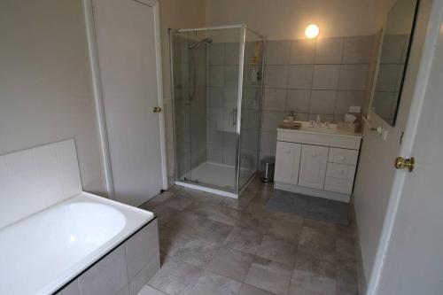 Ένα μπάνιο στο Daisy Cottage located on Buckland Estate