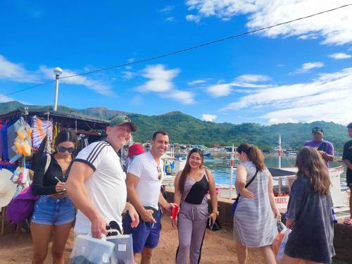 Un groupe de personnes debout sur la plage dans l'établissement SUN'STAR TRAVEL AND TOURS AGENCY CORON PALAWAN, à Coron