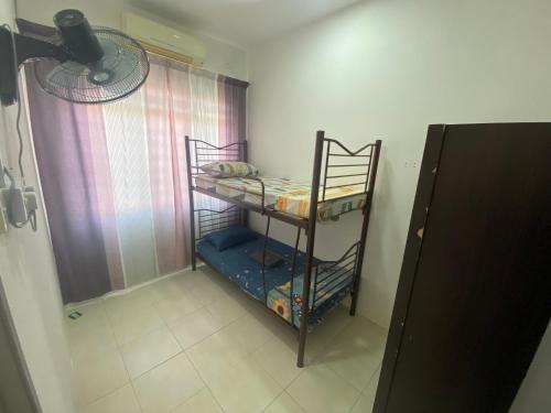Zimmer mit 2 Etagenbetten in einem Zimmer in der Unterkunft Homestay Cikgu Muaz in Kuala Kangsar