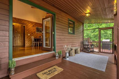 Fotografie z fotogalerie ubytování Peak-a-Blue Cabin - Watch Movies from Hot Tub, Mountain View, Bigfoot Bunker Game Room, Fire Pit, Oversized Deck, Screened-in Porch v destinaci Mineral Bluff