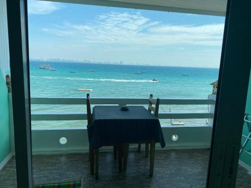 d'une table avec vue sur l'océan depuis un balcon. dans l'établissement วินเนอร์วิว เกาะล้าน, à Ko Larn