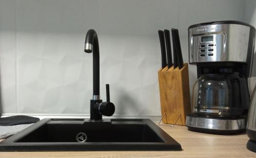 Η κουζίνα ή μικρή κουζίνα στο Apartament Pastelowy Gdańsk 40 metrów z widokiem na ogród