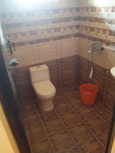 La salle de bains est pourvue de toilettes et d'un lavabo. dans l'établissement Texas guest house 4 bed Rooms, à Chalai