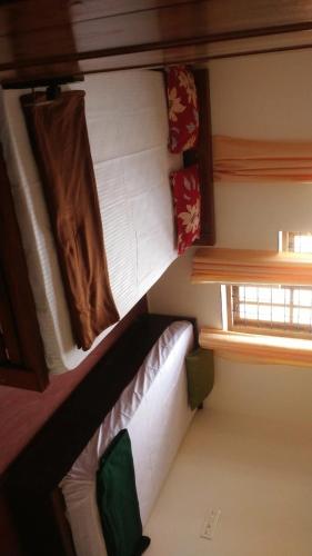 Cette petite chambre comprend 2 lits superposés et une fenêtre. dans l'établissement Texas guest house 4 bed Rooms, à Chalai