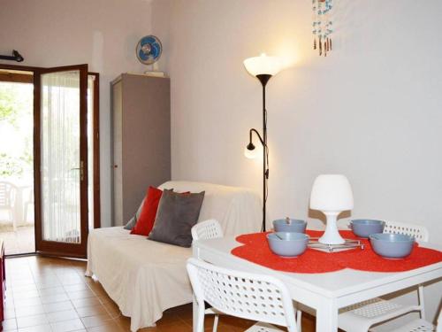 un salon avec une table et un canapé dans l'établissement Charmant Pavillon Studio Mezzanine, Piscine, Plage à 200m, Parking Privé - Narbonne Plage - FR-1-229B-565, à Narbonne