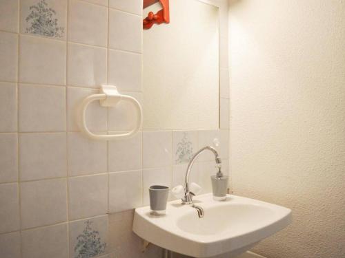 une salle de bain avec un lavabo blanc et un miroir dans l'établissement Charmant Pavillon Studio Mezzanine, Piscine, Plage à 200m, Parking Privé - Narbonne Plage - FR-1-229B-565, à Narbonne