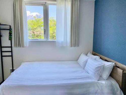 a bed in a room with a window at Megu fuji 2021 - Vacation STAY 74537v in Fujiyoshida