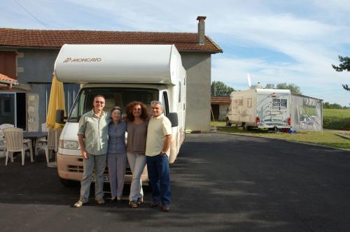 a group of people standing in front of a camper at L'Horizon des Landes in Doazit