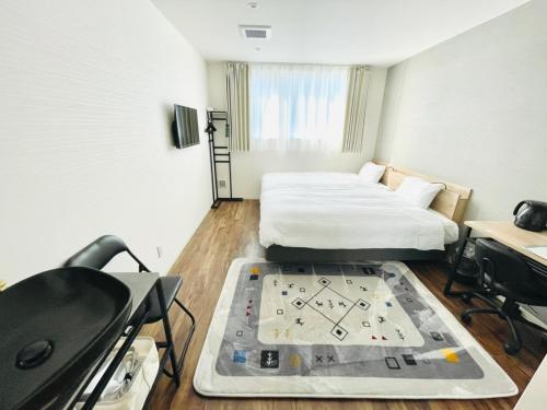a small room with a bed and a table with a table at Megu fuji 2021 - Vacation STAY 74533v in Fujiyoshida