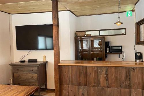 a bar in a room with a television on a wall at NORD 3 自然豊かな家 - Manji Village - in Iwamizawa