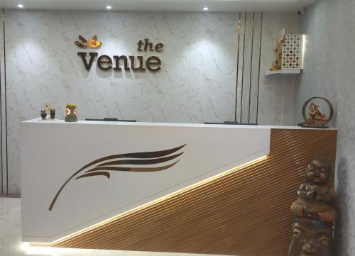 ダンバードにあるHOTEL THE VENUEの白いカウンター