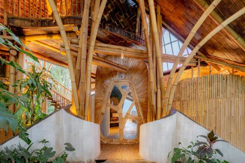 un bâtiment avec un plafond en bois et un escalier dans l'établissement 3 Bdr - Luxury Cliffside Bamboo Villa, à Bungbungan