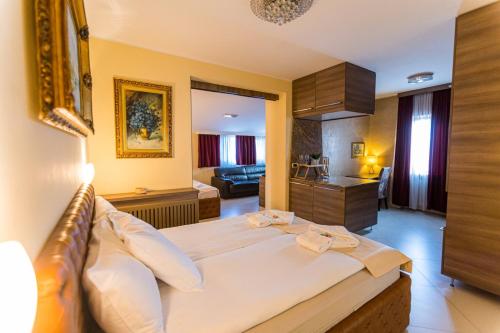 - une chambre avec un grand lit et un salon dans l'établissement Apartmani Dama, à Novi Sad
