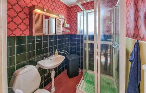 a bathroom with a toilet and a sink and a shower at Nice Home In Bullaren With Wifi And 3 Bedrooms in Bullaren
