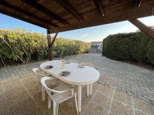 Photo de la galerie de l'établissement Maison avec Cour, Piscine Sécurisée, Climatisation, 3 Chambres, Proche Plage, 8 Personnes - FR-1-701-33, à Vendres