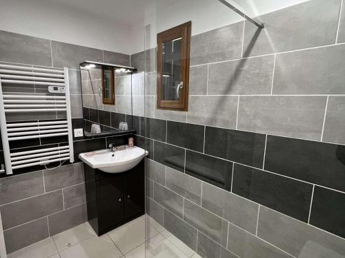 łazienka z umywalką i lustrem w obiekcie Maison avec Cour, Piscine Sécurisée, Climatisation, 3 Chambres, Proche Plage, 8 Personnes - FR-1-701-33 w mieście Vendres