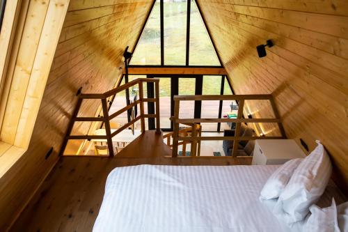 sypialnia z łóżkiem w pokoju z oknem w obiekcie Vatra Barsei w mieście Tohanu Nou