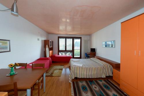 Sala de estar con cama y mesa en Antares Apartments, en Preganziol