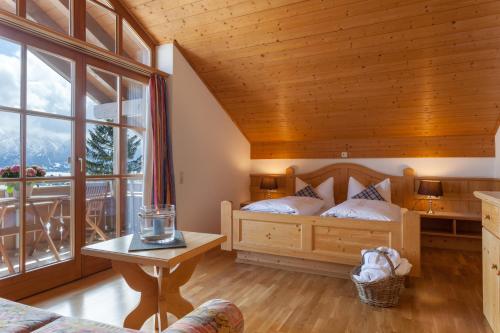 Postel nebo postele na pokoji v ubytování Hartungs Hoteldorf