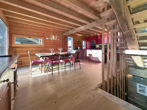 a kitchen and dining room with a table and chairs at Les Granges de Sarreyer in Sarreyer