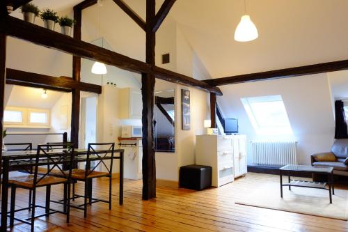 een woonkamer met een tafel en stoelen en een keuken bij heidel-home 1Raum Studio in Heidelberg