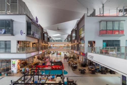 einen Ausblick über ein Einkaufszentrum mit Menschen darin in der Unterkunft Luma Casa Capsule Hotel, Sunsuria Forum Setia Alam in Shah Alam