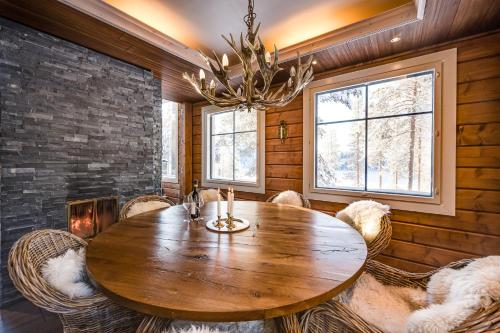 a dining room with a wooden table and chairs at The Little Elk in Ruka