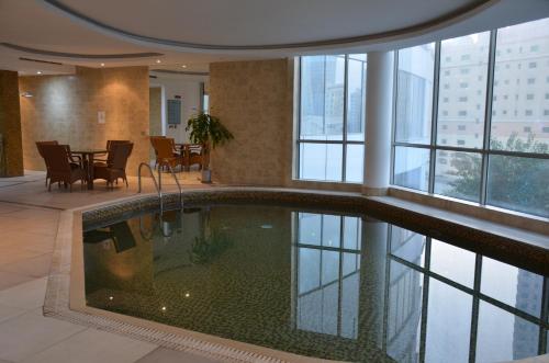 una gran piscina en un edificio con ventanas en Butterfly Residence en Manama