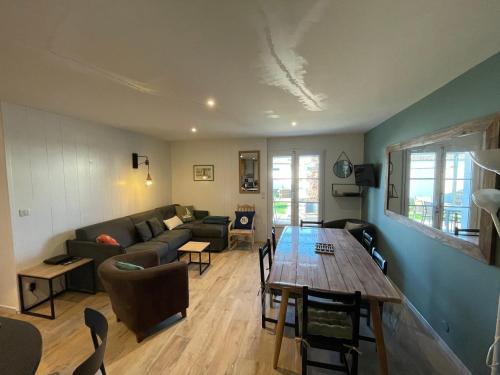 un salon avec un canapé et une table dans l'établissement Maison avec spa idéalement placée au bois plage, au Bois-Plage-en-Ré