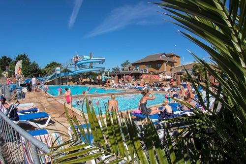 um grupo de pessoas numa piscina num resort em Static Caravan on Lady's Mile Holiday Park em Dawlish