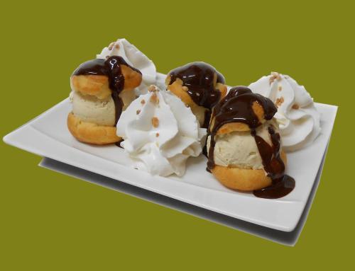 a plate of pastries with chocolate and whipped cream at L'Horizon des Landes in Doazit