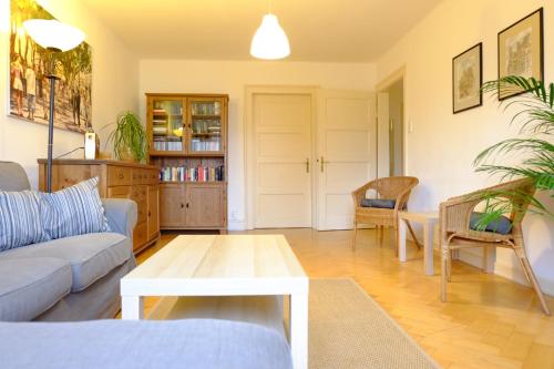 uma sala de estar com um sofá e uma mesa em heidel-home 3Raum Wohnung em Heidelberg