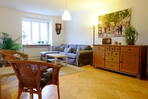 uma sala de estar com um sofá e uma mesa em heidel-home 3Raum Wohnung em Heidelberg