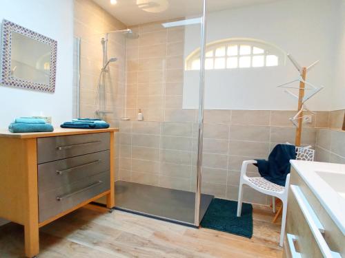 ein Bad mit einer Dusche und einem Waschbecken in der Unterkunft MYSaintAubin in Saint-Aubin-sur-Mer