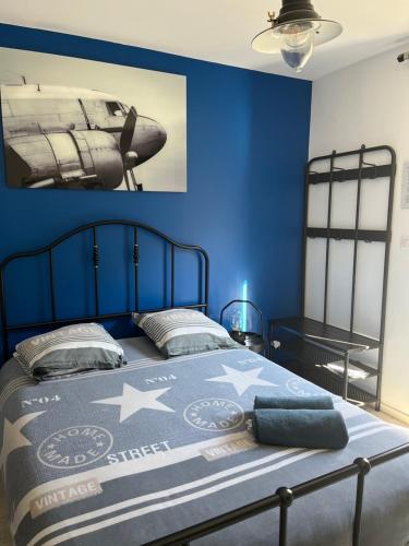 a blue bedroom with a bed with stars on it at Chambre double indépendante AVIATEUR au sein du domaine PASSELOUP in Liergues