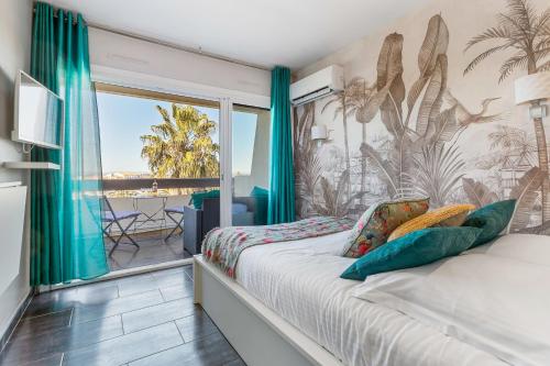 une chambre avec un lit et une grande fenêtre dans l'établissement Sunset 755 Naturist Port Nature, au Cap d'Agde