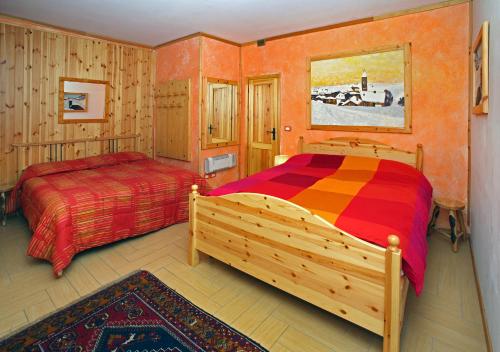 1 dormitorio con 2 camas en una habitación en Salone House, en Sauze dʼOulx