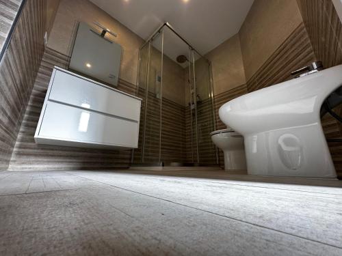 a bathroom with a toilet and a large window at Casa Román V Edificio rehabilitado sin ascensor in León