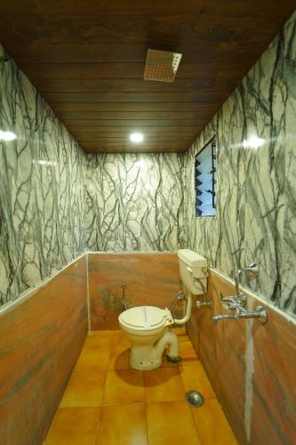 uma casa de banho com WC num quarto em Sharayu Holidays Valley View em Panchgani