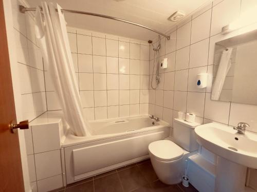 Un baño de Pine Lodge Hotel & Restaurant Mansfield