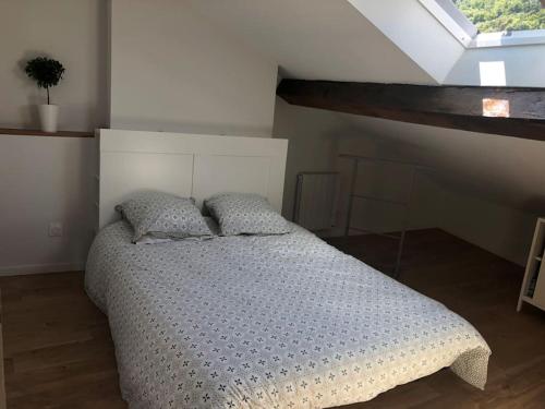 a bedroom with a bed in a room with a window at Appartement Duplex 8 personnes proche télécabines in Ax-les-Thermes