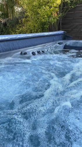 - une piscine avec de la neige au sol dans l'établissement Maison avec SPA Jacuzzi proche des plages, à Le Bernard
