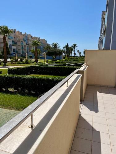 una barandilla en un edificio con vistas a un parque en Marina Serena Golf 1ª linea Playa, en Roquetas de Mar