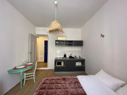 une chambre avec un lit, un bureau et une table dans l'établissement Studio neuf et lumineux - Ajaccio centre - Place Miot/Albert 1er, à Ajaccio