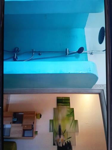 widok na niebieską półkę w pokoju w obiekcie Irineos apartment's w mieście Patmos